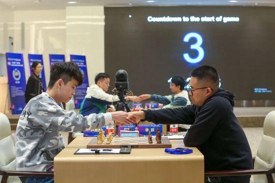 在社会活动方面，维尼修斯在反种族歧视上做出了突出贡献。